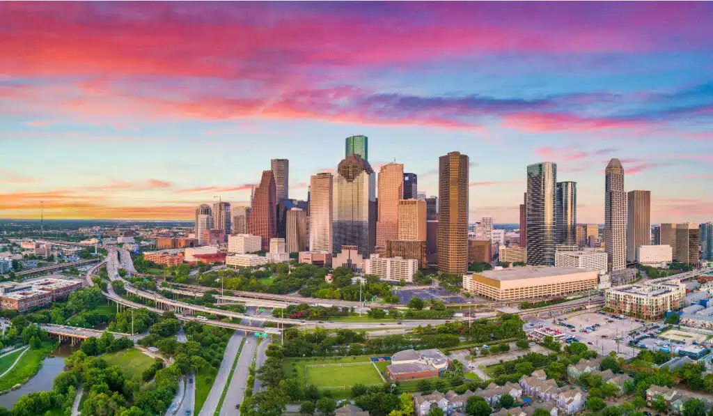 picture of big city in texas at sunset with lots of heat which is a reason not to move to texas