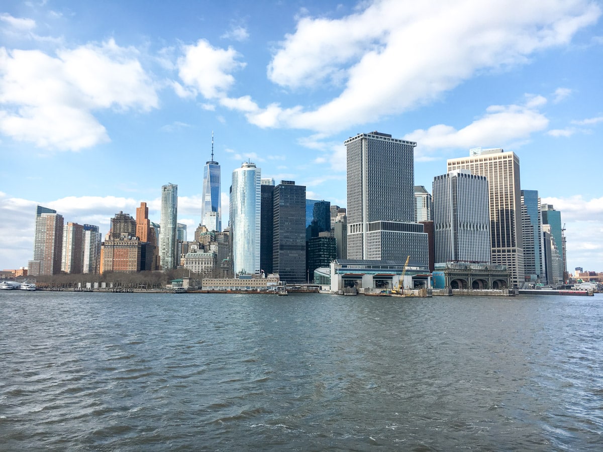 new york skyline with picture of manhattan from staten island ferry to show that manhattan is an island